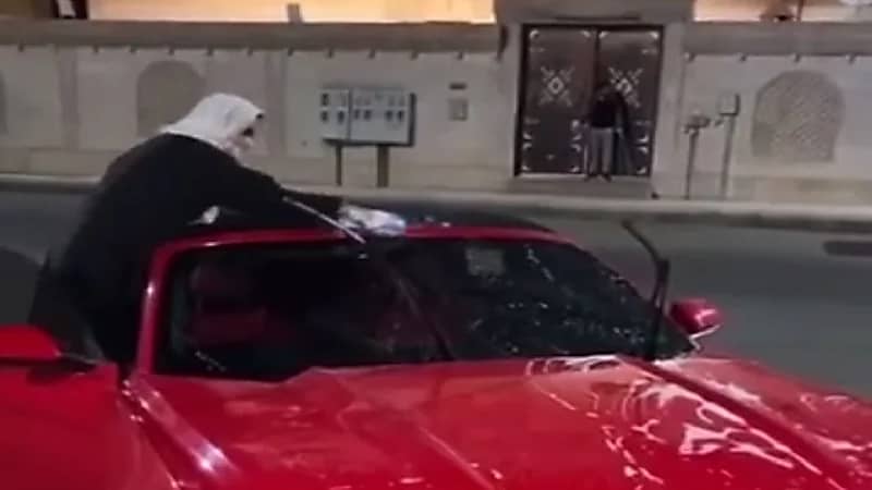 بالفيديو.. مواطنتان تفتتحان مشروع مغسلة سيارات متنقلة