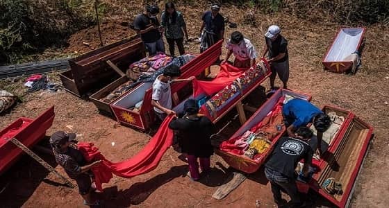 بالصور.. جماعة قروية تستخرج جثث موتاهم لتنظيفها سنويا