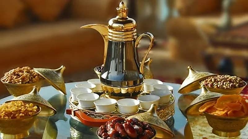 مواطنة تدرب الشباب والفتيات لإعداد "القهوة السعودية"