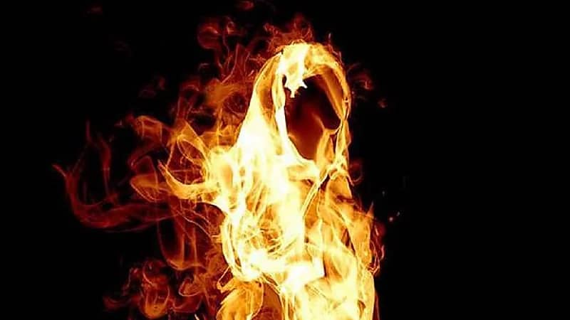 أم تُشعل النيران في طفلها بعد أن كشف سرها