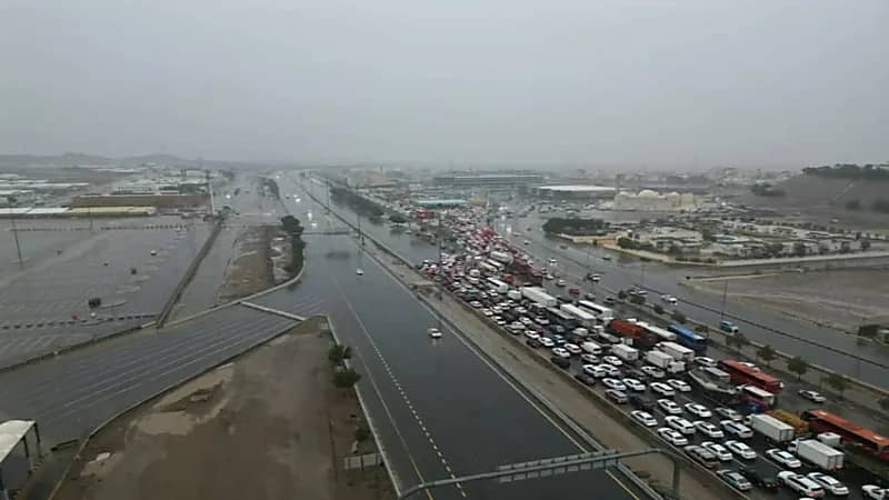 تحويل حركة طريق "مكة -جدة" السريع بسبب السيول المنقولة