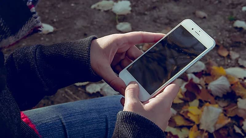 فتاة تصاب بالعمى بسبب الجوال