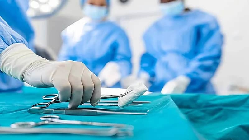 ولادة نادرة لطفل يحمل شقيقه التوأم داخل بطنه