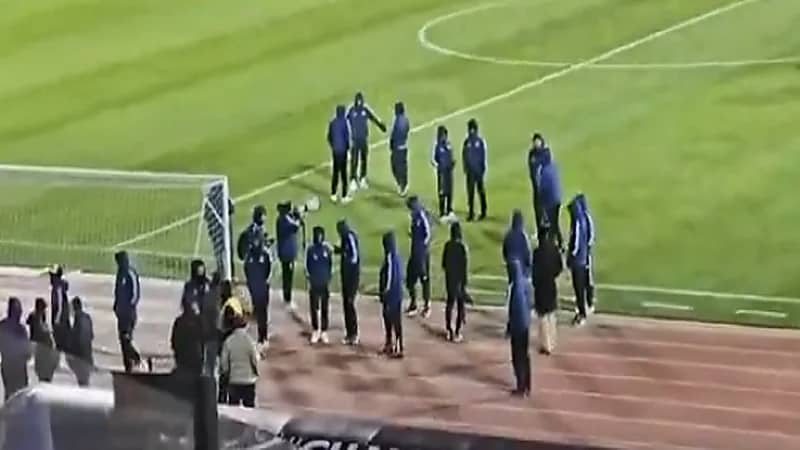 لحظة مغادرة لاعبي النصر ملعب آزادي بعد رفضهم التدريب فيه .. فيديو