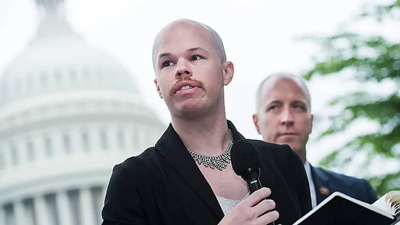 مسؤول متحول "جنسياً" في إدارة بايدن يسرق حقيبة ملابس نسائية بالمطار!