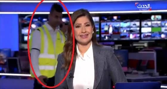 بالفيديو.. رجل أمن يقتحم ستوديو قناة " العربية الحدث " على الهواء
