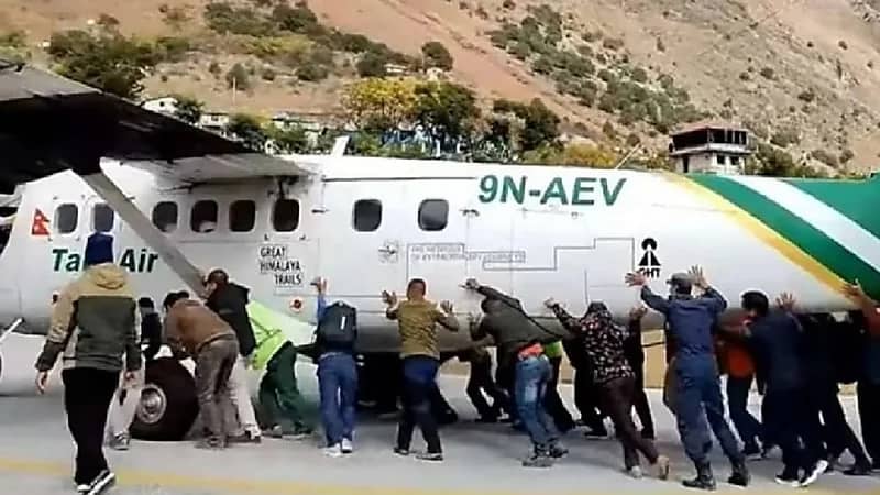 بالفيديو.. ركاب يدفعون طائرة لتتمكن أخرى من الهبوط محلها