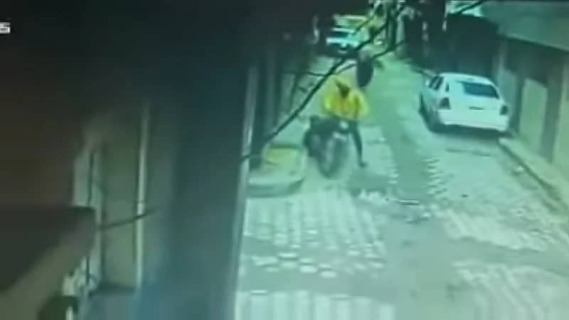 بالفيديو.. فتاة تتعرض لـ "السحل" من قائد دراجة نارية لسرقة جوالها