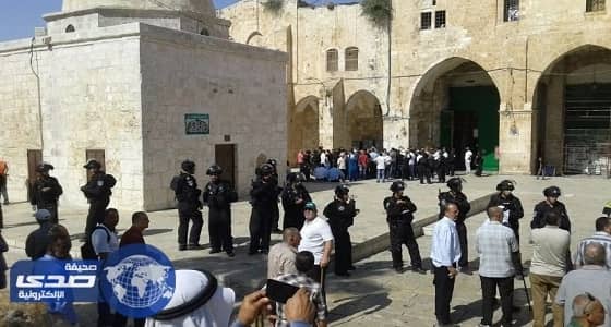 مستوطنون يقتحمون ساحة المسجد الأقصى