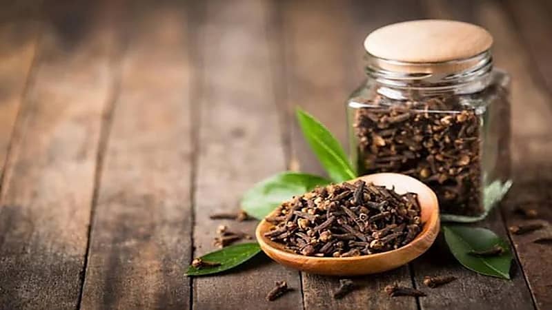 تناول القرنفل مع الماء الدافئ ليلًا يخفف عدة مشاكل صحية