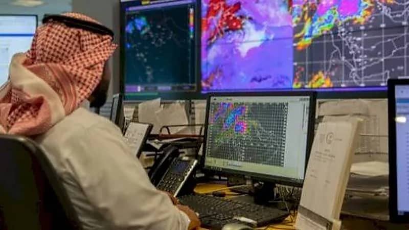 إنذار أحمر في الطائف: أمطار غزيرة ورياح شديدة تستمر حتى التاسعة مساءً