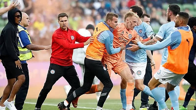 شاهد .. اعتداء جماهير على حارس مرمى بالدوري الأسترالي