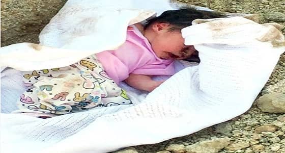 العثور على رضيعة مدفونة حية في منطقة برية