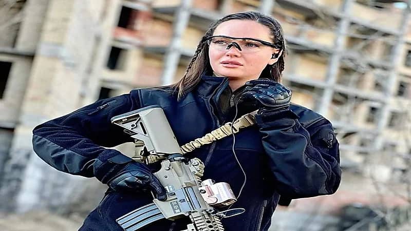 بالصور.. ملكة جمال أوكرانيا تحمل السلاح ضد الجيش الروسي