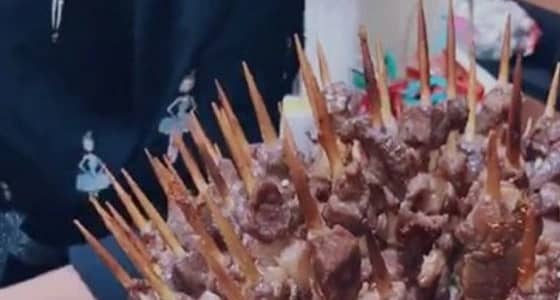 شاهد.. بوكيه اللحم ينافس الورود للتعبير عن الحب