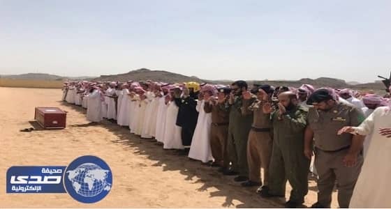 بالصور.. بيشة تودع الشهيد " عبدالله سعيد " في جنازة عسكرية