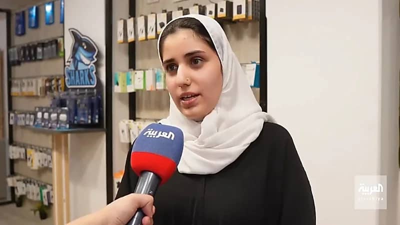 بالفيديو.. شابة سعودية تروي تجربتها في مجال صيانة أجهزة الجوال