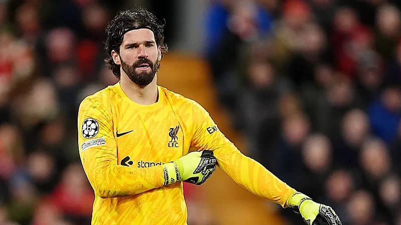 أليسون بيكر يرفض عروضًا مغرية ويتمسك بالبقاء في ليفربول