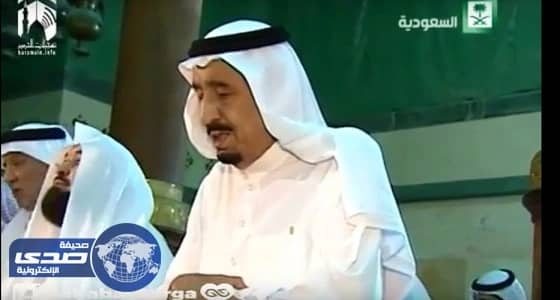 بالفيديو.. الملك سلمان يصلي داخل الكعبة وينظف جدارها