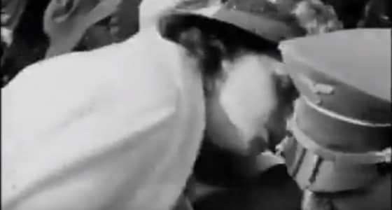 بالفيديو.. امرأة أمريكية تقبل هتلر غصبا عنه