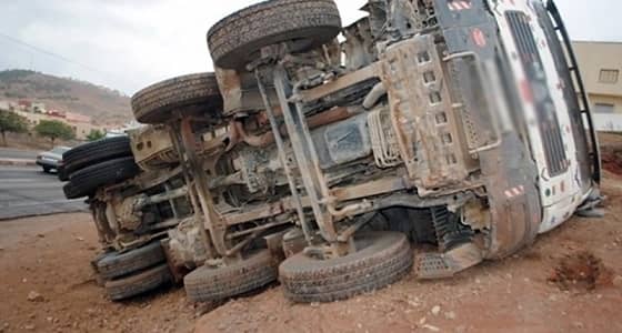 إصطدام مركبتين وإنقلاب إحداها بطريق " رابغ - حي النعيم "