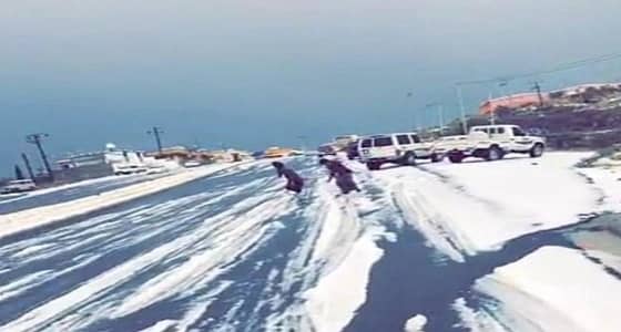 بالفيديو والصور.. البرد يزيد النماص جمالًا