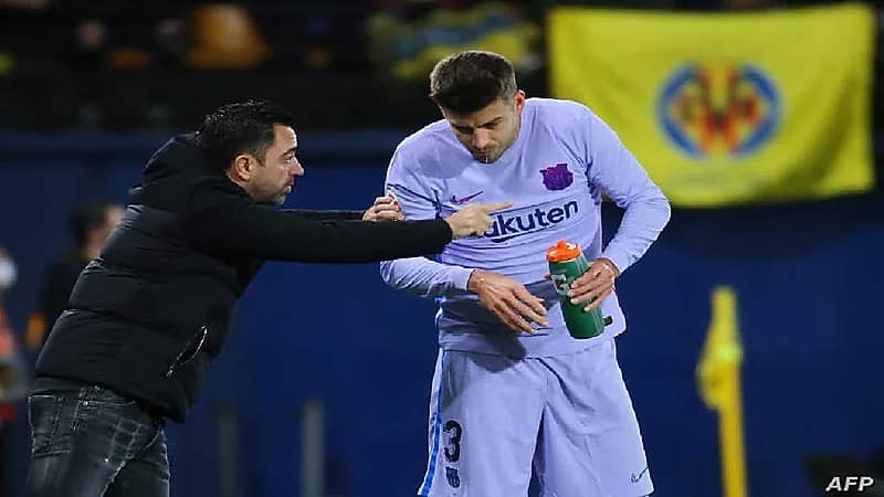 توتر العلاقة بين تشافي وبيكيه بسبب ما قاله الأخير بغرفة الملابس