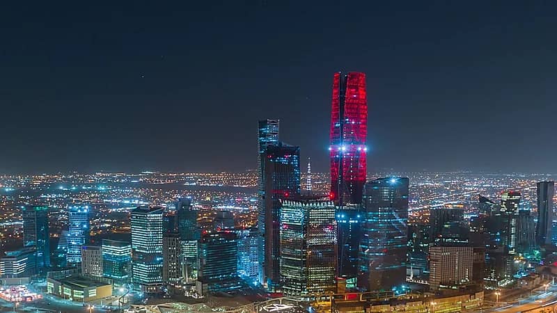 فيديو.. "الأحمر" يكسو أطول برج بمركز الملك عبدالله المالي في اليوم العالمي للتبرع بالدم