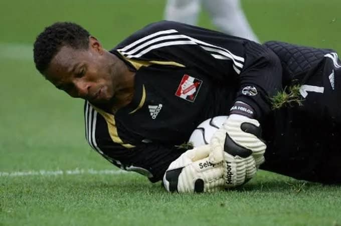 محلل رياضي يسقط مغشيًّا عليه على الهواء خلال لقاء ريال مدريد وميلان .. فيديو