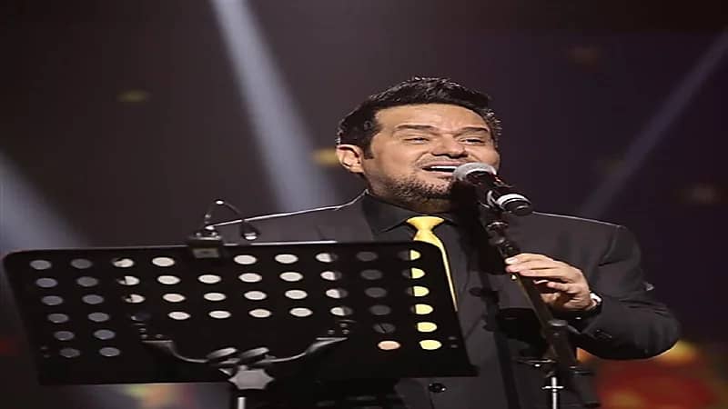 بالفيديو.. فتاة تقتحم المسرح للغناء مع حاتم العراقي