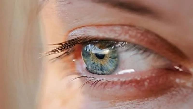 الدموع الدموية من أعراض الإصابة بالسرطان