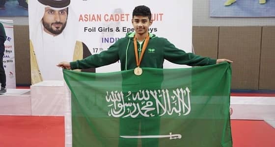 بالصور.. لأول مرة على المستوى القاري الطويل يحقق ذهبية آسيا في المبارزة