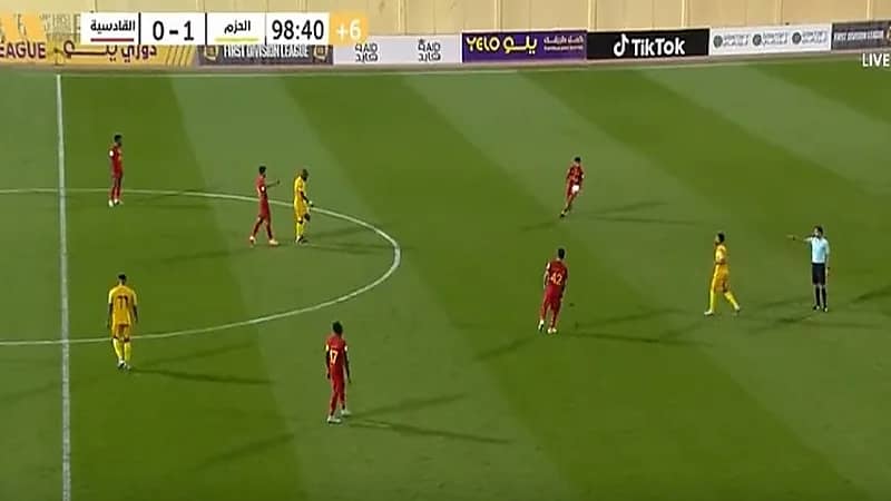 بالفيديو .. لاعب القادسية يتصرف بغرابة ويركل الكرة تجاه الحكم