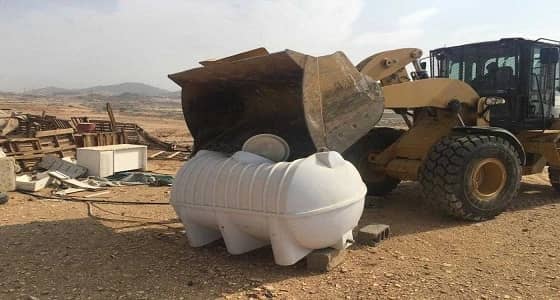 بالصور.. بلدية أجياد تزيل الحواجز الحديدية العشوائية