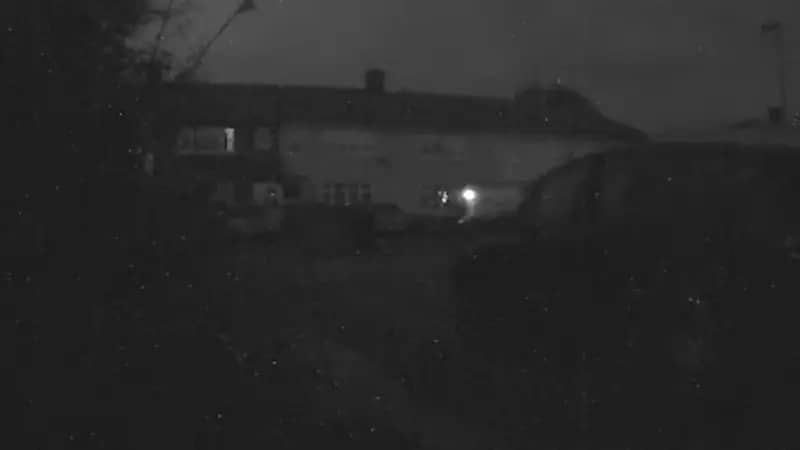 شاهد.. ظهور شبح في شارع خال من المارة