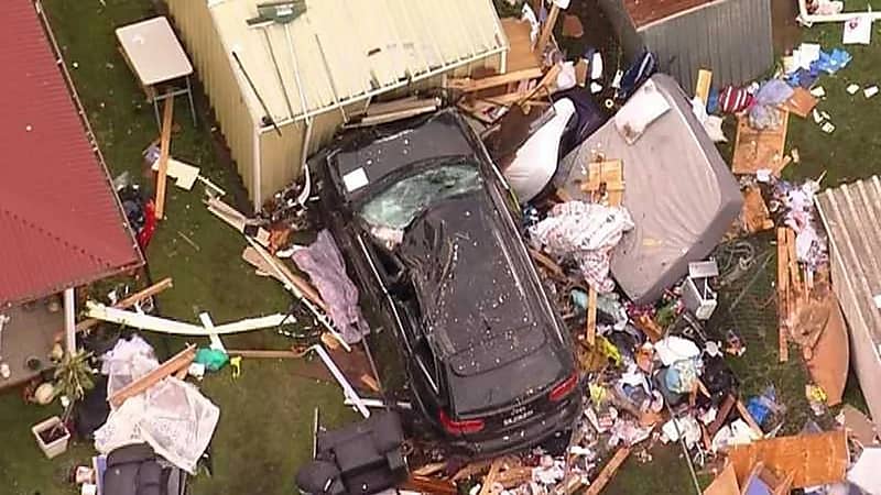 مصرع سيدة بعد اقتحام سيارة لمنزلها