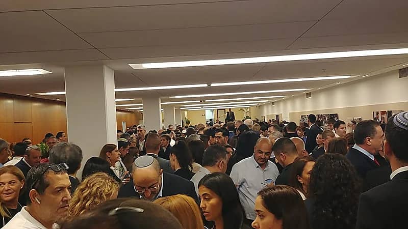 لحظة هروب أعضاء كنيست الاحتلال جراء إطلاق صواريخ على تل أبيب .. فيديو