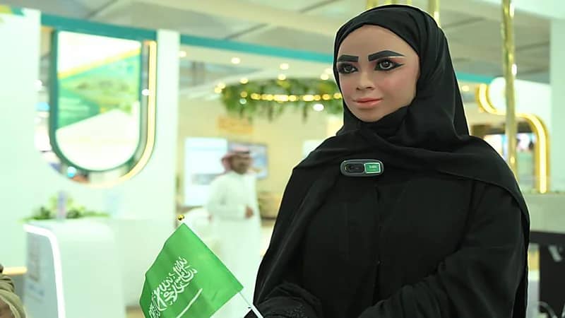 أمانة الباحة تستخدم الروبوت نورة موظفة خدمة عملاء .. صور