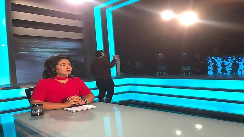 إعلامية شهيرة تعثر على عائلتها خلال بث مباشر بعد 44 عامًا