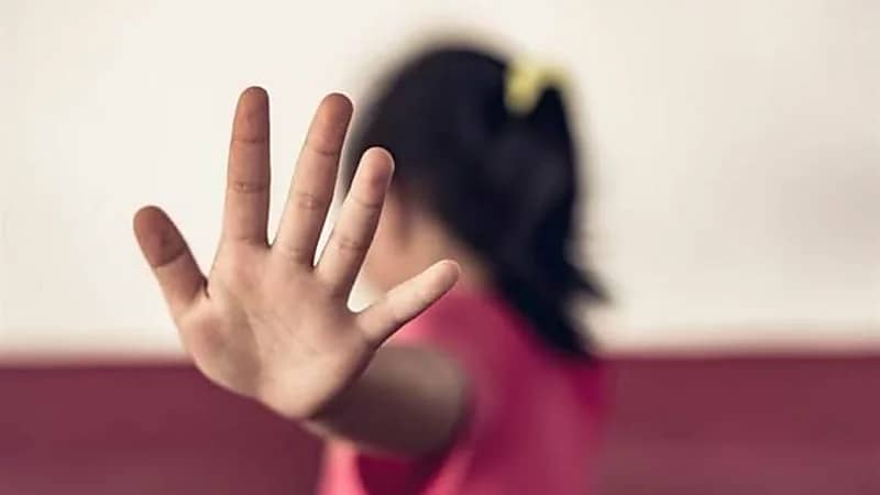 مهووس يستدرج "طفلة" ويتحرش بها