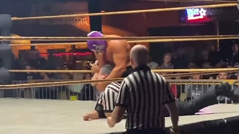 شاهد... مصارع يضرب الحكم خلال أحد العروض العالمية