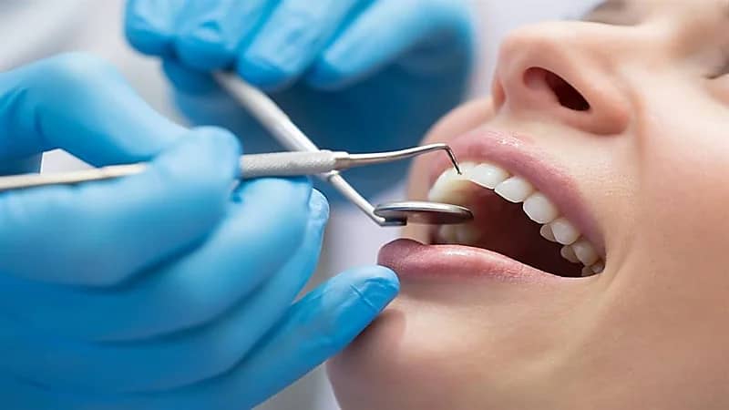عادات خاطئة تضر بصحة أسنانك