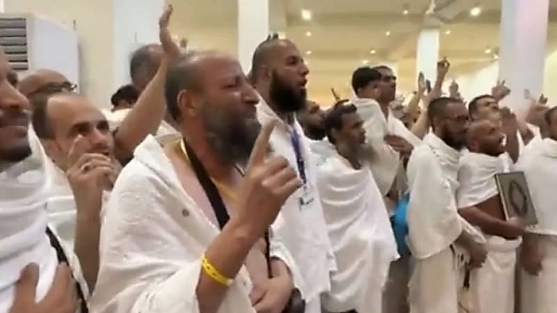 دموع الفرح تغمر أعين الحجاج بعد ⁧‫خطبة عرفة‬⁩ وأداء الصلاة .. فيديو