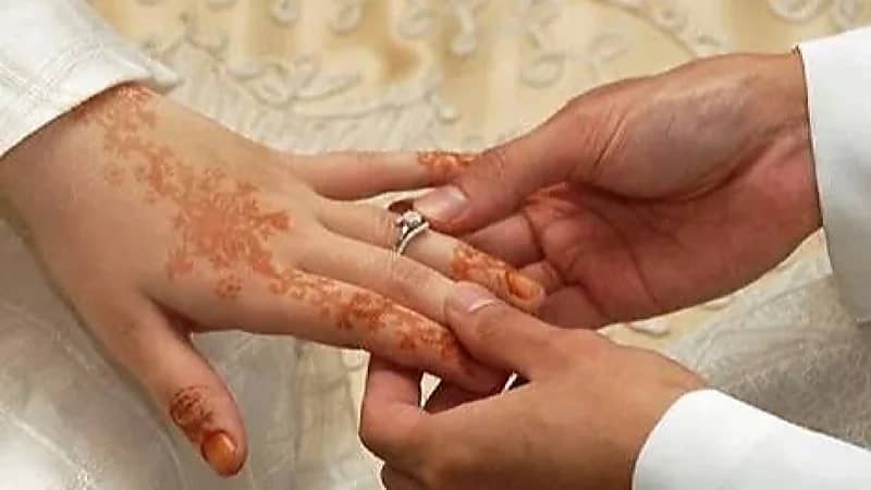 رجل محتال يتزوج 15 امرأة منتحلاً صفة طبيب