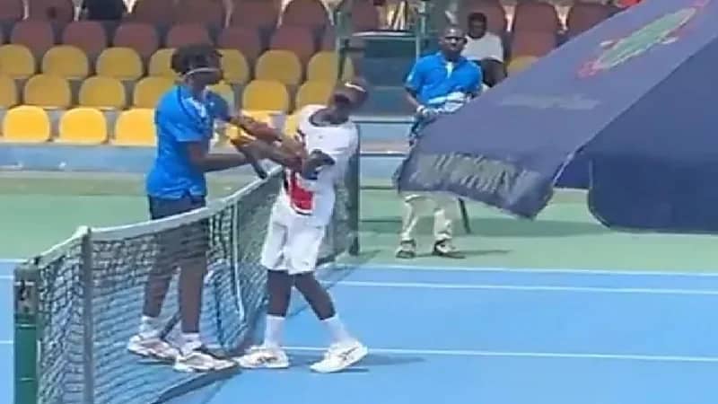 شاهد.. لحظة صفع لاعب تنس خصمه عقب المباراة