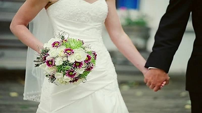 امرأة تقتحم حفل زفاف وتضرب العريس