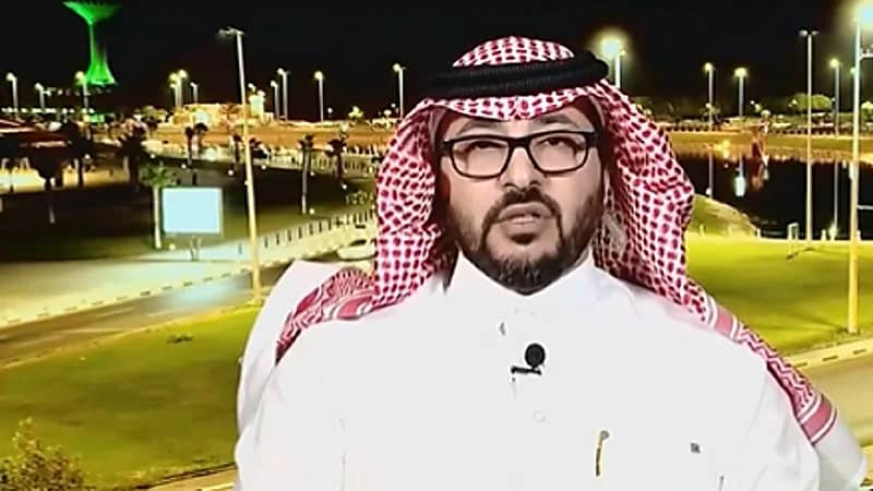 بالفيديو .. مواطن يحتفي بتخرج زوجته المتوفية ويستلم شهادتها نيابة عنها