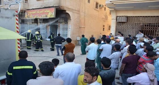 بالصور.. السيطرة على حريق بمركز تموينات بـ " جدة "