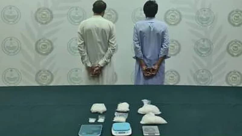 ضبط مقيمين لترويجهما كيلوجرام من مادة الميثامفيتامين المخدر بالرياض