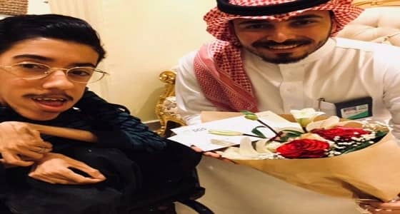 بعد تكسير مقعده المتحرك.. تفاصيل زيارة مسؤول بـ " مطار جدة " لـ " كردي "